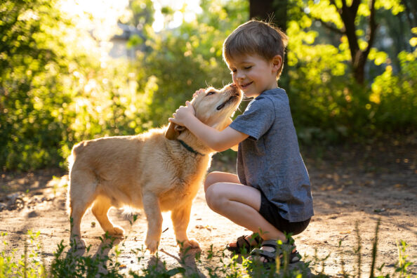 full-shot-kid-hugging-dog ginontai-kalytera-ta-paidia-Γιατί γίνονται καλύτερα τα παιδιά που αγαπούν τα ζώα-agapoyn-ta-zoa