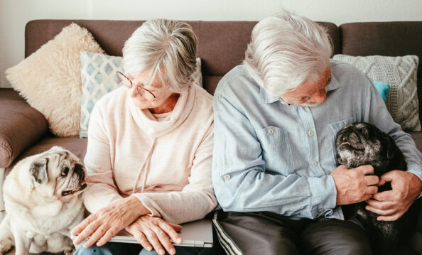 portrait-senior-caucasian-couple-with-two-old-pet-pug-dogs-spend-good-time-together-with-love Σκύλοι - Ηλικιωμένοι