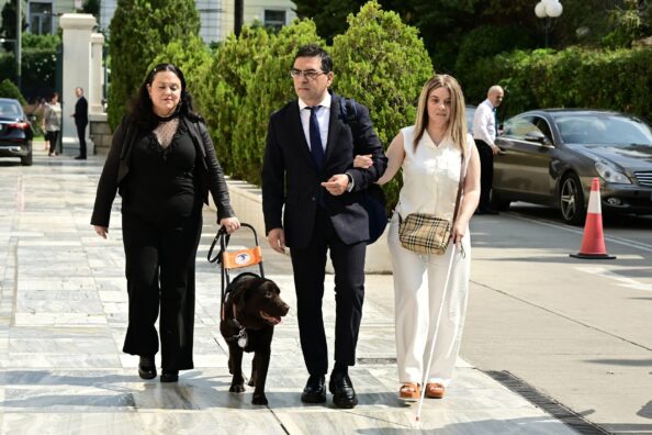 babou-1 Ο Μπάμπου είναι ο πρώτος σκύλος- οδηγός, που μπήκε στη Βουλή